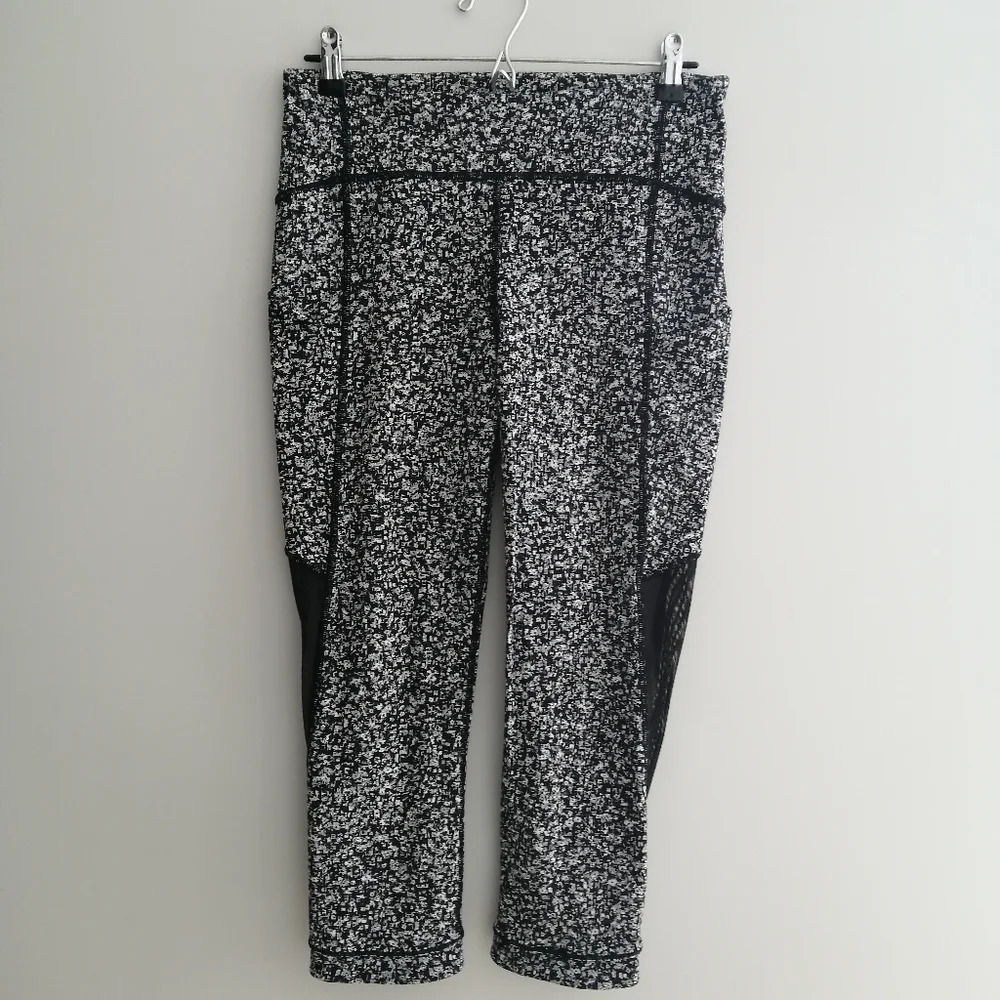 Lululemon Sole Training 22 Inch Crop Leggings Mesh Accents Black White Floral 8